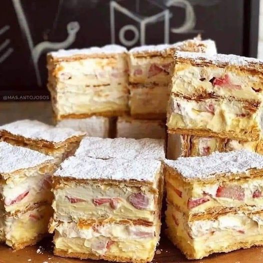 Millefeuille stuffed with strawberries⁣